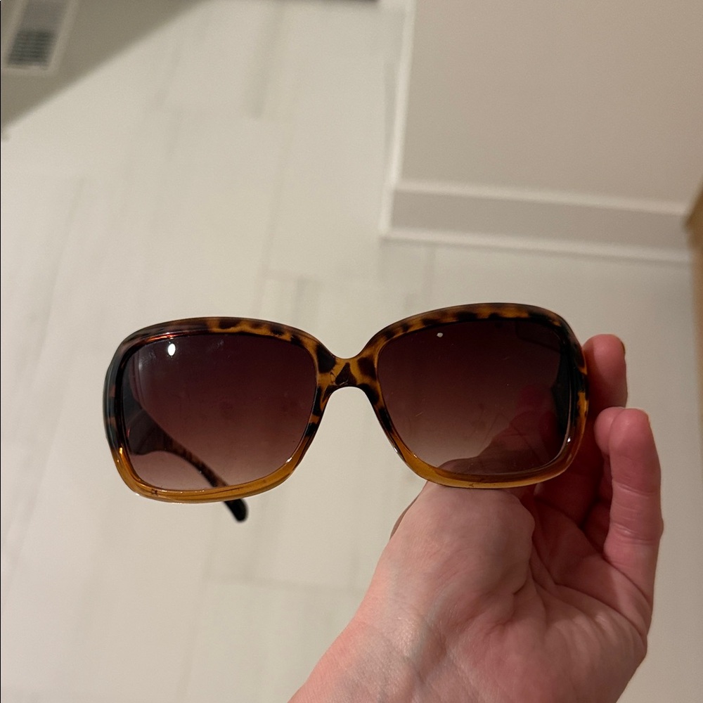 Oscar De La Renta Tortoiseshell Brown Women's Sunglasses - Designer Style